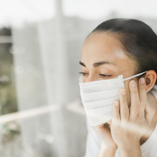 ¿Sabes los daños que puede generar el uso de la mascarilla en tu piel?