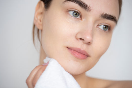 Esencia facial: ¿Qué es y cómo incorporarla en tu rutina de skincare?