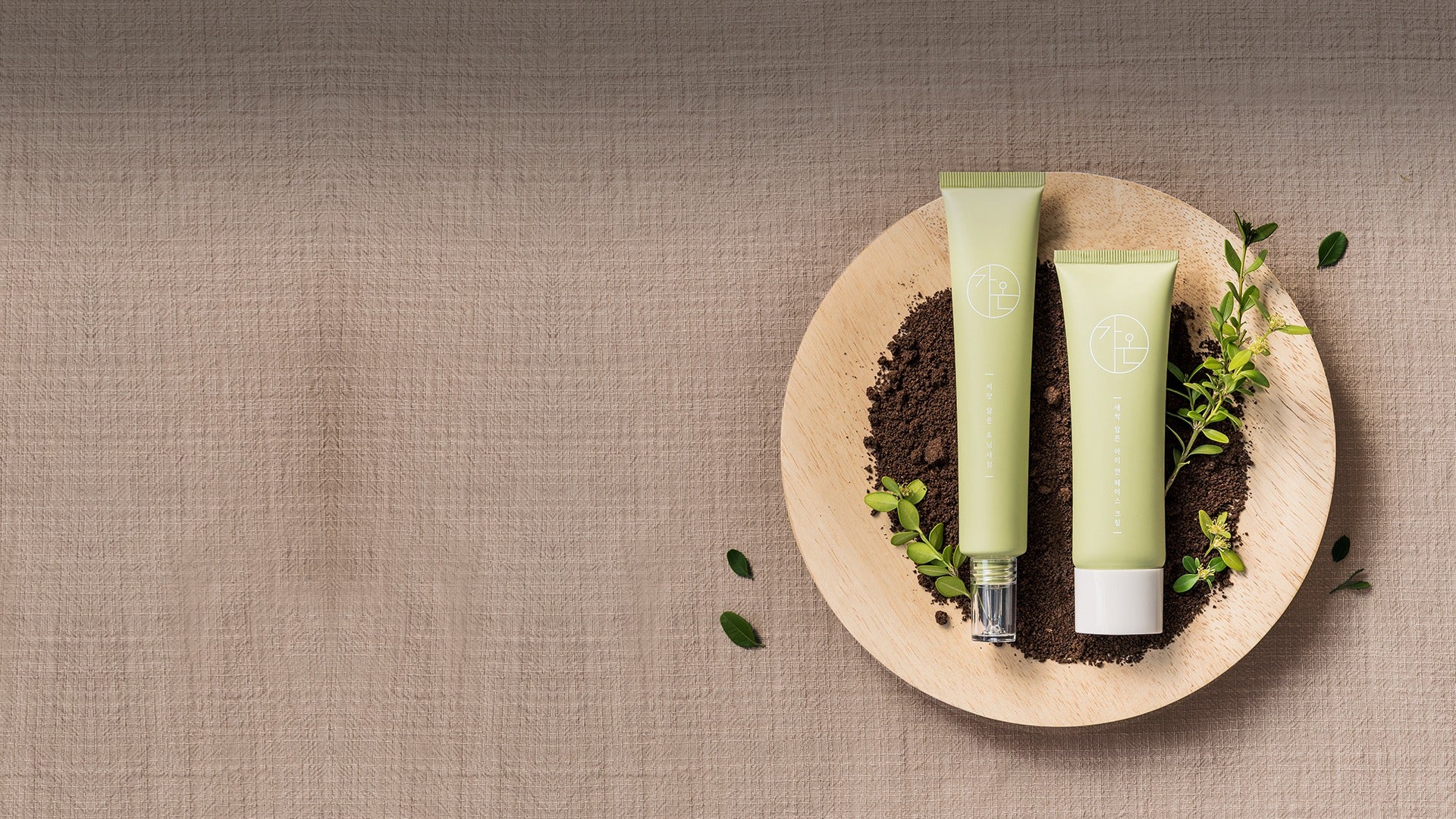 Cosmética vegana GAON sobre una superficie natural, fotografiada en Corea
